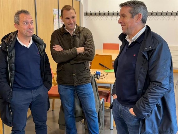 El consejero de Vivienda, Ovidio Zapico, el secretario de Foro, Adrián Pumares y el alcalde de Colunga, Alberto Toyos, en Colunga.