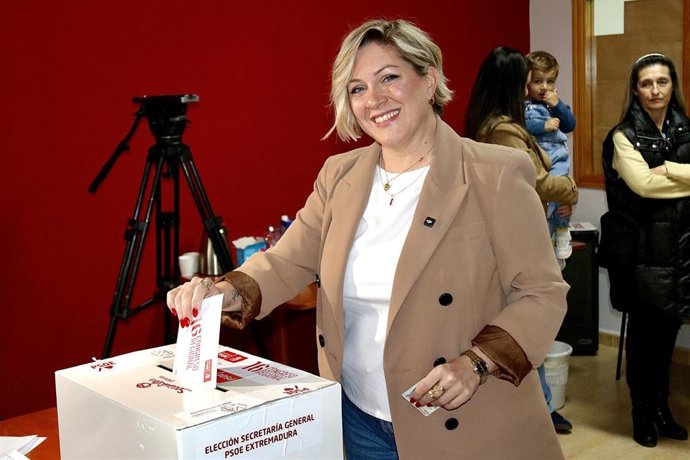 La candidata a secretaria general del PSOE de Extremadura, Soraya Vega, vota en las primarias en las que se disputa el liderazgo con Álvaro Sánchez Cotrina, a 11 de abril de 2026 en Herrera del Duque (Badajoz).