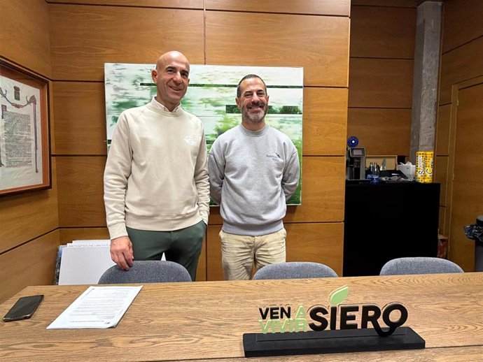El Director del Patronato Deportivo Municipal de Siero, Virginio Ramírez y el alcalde de Siero, Ángel García 'Cepi'.
