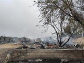 Foto: Las llamas en las chabolas de Níjar (Almería) dejan sin hogar a 15 migrantes y devoran pruebas de regularización