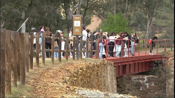 El programa Embajadores Erasmus de la Cátedra de la Provincia, financiada por la Diputación Provincial de Huelva, llevando a cabo una visita al Camino Natural del Río Tinto (Huelva).