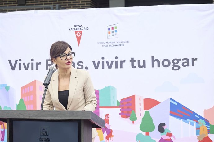La ministra de Juventud e Infancia, Sira Rego, durante el acto de entrega de las llaves de 83  viviendas en régimen de alquiler para jóvenes, a 11 de abril de 2026, en Rivas Vaciamadrid, Madrid (España).