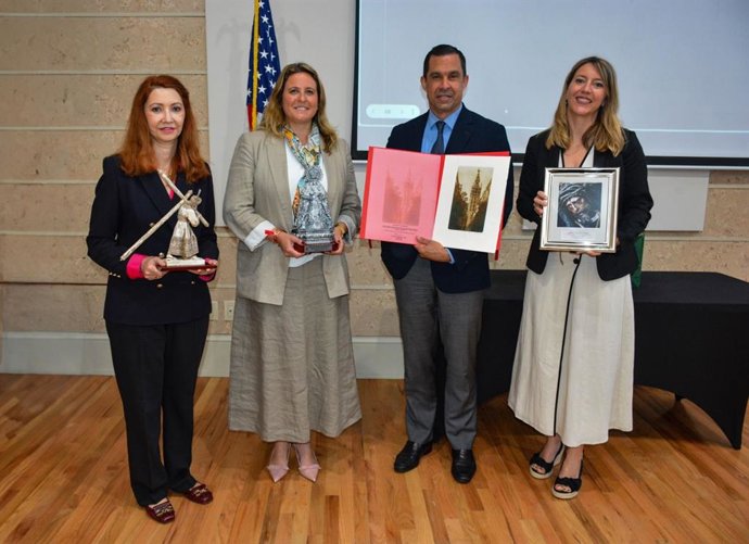 La delegada de Turismo y Cultura, Angie Moreno, en su visita a Coral Gables (Miami).
