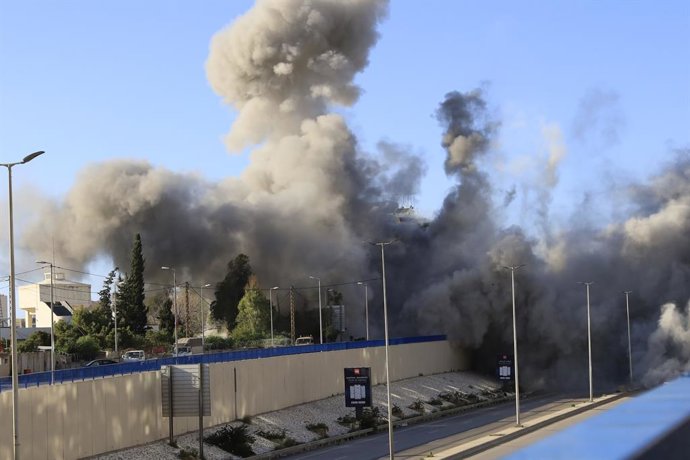 31 de março de 2026, Beirute, Líbano: Nuvens de fumaça se elevam de um prédio atingido após um ataque com mísseis de um avião de guerra israelense perto da Rua do Aeroporto, em Beirute