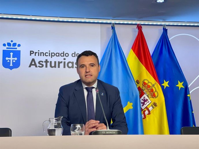 El consejero de Hacienda y portavoz del Gobierno asturiano, Guillermo Peláez, en rueda de prensa.