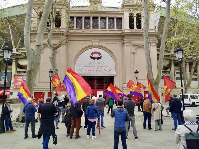 Acto de Izquierda Unida de Navarra y PCE con motivo del aniversario de la proclamación de la II República.