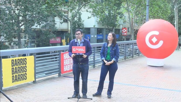 El portaveu dels Comuns i candidat a l'alcaldia de Barcelona, Gerardo Pisarello, i la regidor a Barcelona Carol Recio