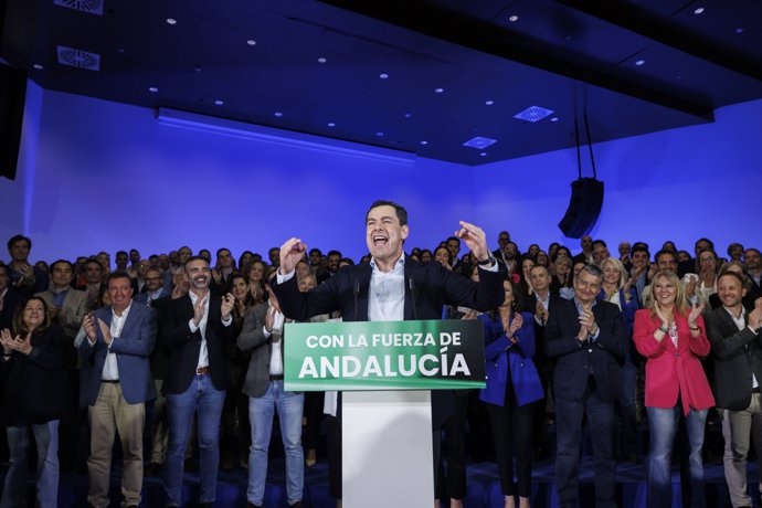 Imagen del presidente de la Junta de Andalucía y candidato del Partido Popular, Juan Manuel Moreno durante la presentación de los componentes de las listas del PP para las próximas elecciones autonómicas del 17 de mayo. En Granada, a 11 de abril de 2026.
