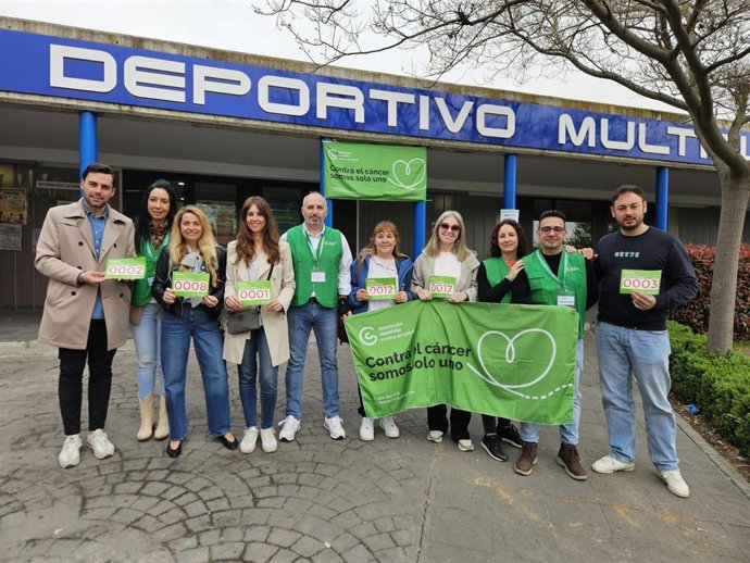 Representantes municipales y miembros de la Asociación Española Contra el Cáncer posan con la bandera de la iniciativa y los dorsales de la cuarta edición de la Marcha Contra el Cáncer en Zaratán.