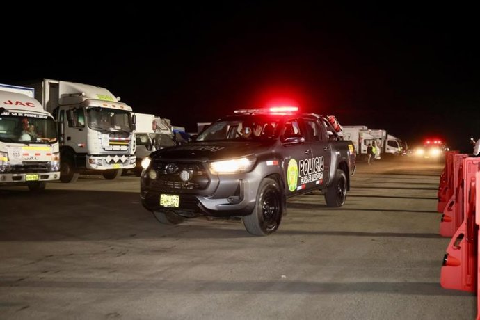 Polícia durante as eleições no Peru