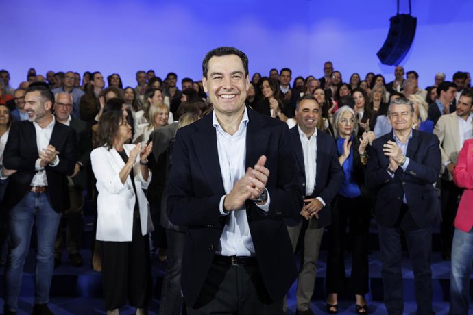 Foto do presidente da Junta da Andaluzia e candidato do Partido Popular, Juan Manuel Moreno, durante a apresentação dos candidatos do PP para as próximas eleições regionais de 17 de maio. Em Granada, em 11 de abril de 2026. 