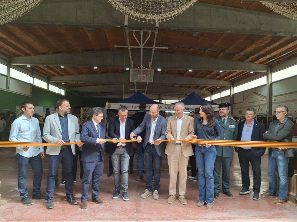 El alcalde de Villanueva de Sijena, José Jaime Castellón, junto al resto de representantes públicos en el acto protocoloario del corte de la cinta en la inauguración de la III Feria de Caza y Pesca.