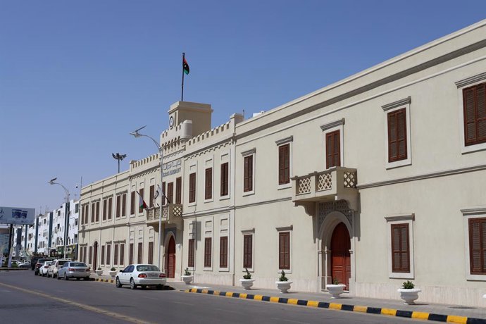 Archivo - September 7, 2024, Misrata, Libya: The Libya Bank, formerly known as the Rome Bank, stands prominently in the center of Misrata. Citizens park their cars in front of the historic building. Despite recent political challenges related to the centr