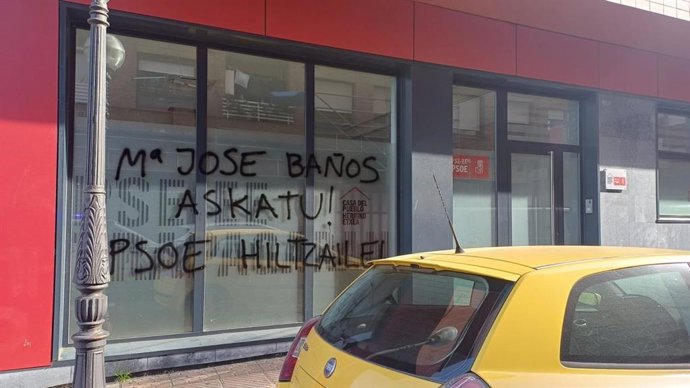 Pintadas aparecidas en una sede del PSE-EE
