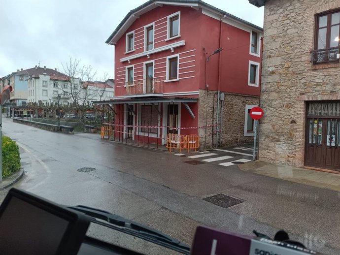 Bomberos estabilizan la cornisa de una casa deshabitada en el Paseo Velasco de Liérganes con riesgo de caída