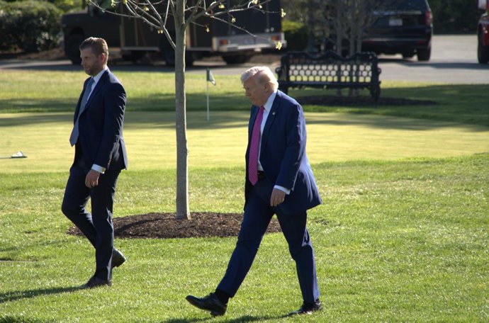 WASHINGTON, 11 de abril de 2026  -- O presidente dos Estados Unidos, Donald Trump (R), caminha em direção ao Marine One na Casa Branca, em Washington, D.C., nos Estados Unidos, em 10 de abril de 2026. Trump afirmou na sexta-feira que os negociadores ameri