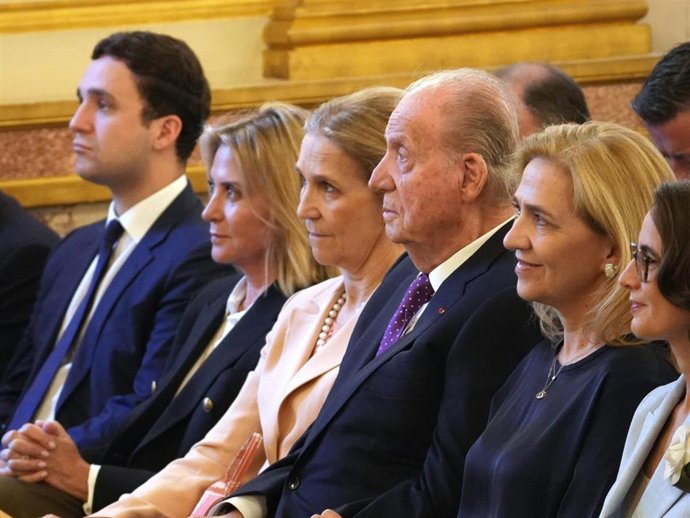Don Juan Carlos, doña Elena, doña Cristina, Felipe Juan Froilán y Laurence Debray en París.