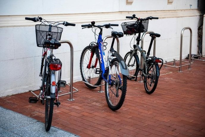 Bicicletas en un estacionamiento