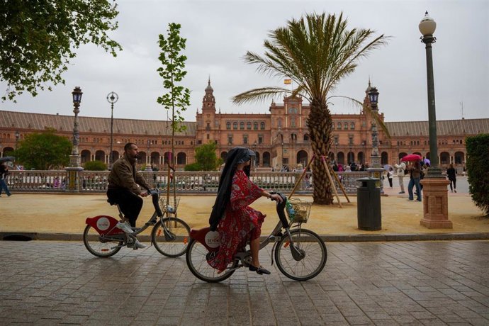 Imagen de archivo de la Plaza de España con la llegada de una nueva borrasca que trae polvo en suspensión.