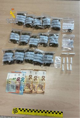 Imagen de paquetes de droga intervenidas por la Guardia Civil en Tarifa (Cádiz).
