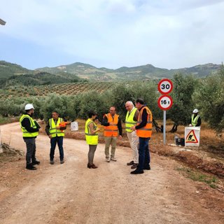 La delegada territorial de Agricultura, Pesca, Agua y Desarrollo Rural, Soledad Aranda, visita el estado de las obras que Tragsa ejecuta en dos caminos rurales de los municipios jiennenses de Torres de Albanchez y Villarrodrigo.