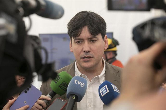 Archivo - El consejero de Ciencia, Empresas, Formación y Empleo de Asturias, Borja Sánchez, atiende a medios.