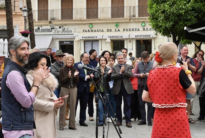 La alcaldesa de Jerez de la Frontera, María José García-Pelayo, ha mantenido este sábado un encuentro con los jóvenes daneses que participan en la novena edición de Kriatura Flamenco Festival