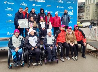 El consejero delegado de Cetursa entrega la placa a Audrey en presencia los presidentes de las federaciones de Madrid y Andalucía.