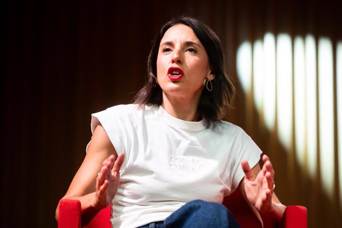 La secretaria política de Podemos y eurodiputada, Irene Montero, durante el diálogo 'Què s'ha de fer?', a 9 de abril de 2026, en Barcelona, Catalunya (España). El diálogo, celebrado en la Universitat Pompeu Fabra, se enmarca en una serie de actos para deb