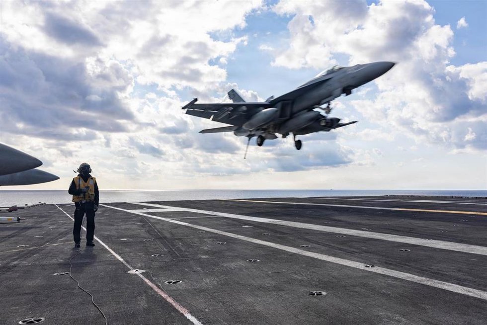 Archivo - Un avión de combate F-18 de EEUU despega desde el portaaviones Gerald Ford 