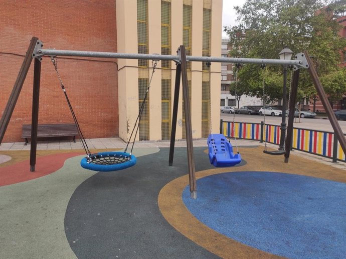 Archivo - Columpios, parque de niños en Oviedo