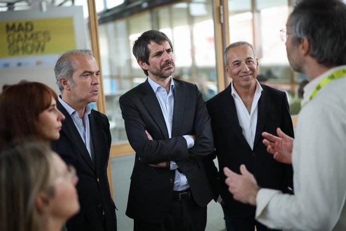 (I-D) El director general AEVI, José María Moreno, el ministro de Cultura, Ernest Urtasun, y el director general DEV, Antonio Fernández.