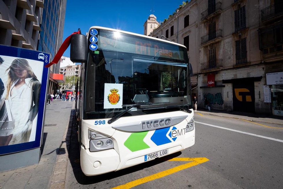 Archivo - Uno de los autobuses de la EMT con un escudo del RCD Mallorca