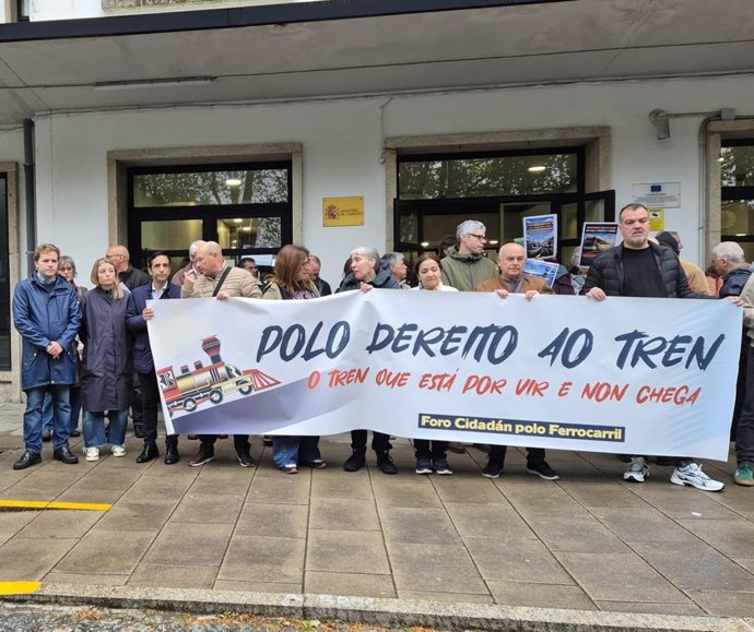 Más de un centenar de personas exigen la modernización ferroviaria en un viaje reivindicativo entre Ferrol y Betanzos