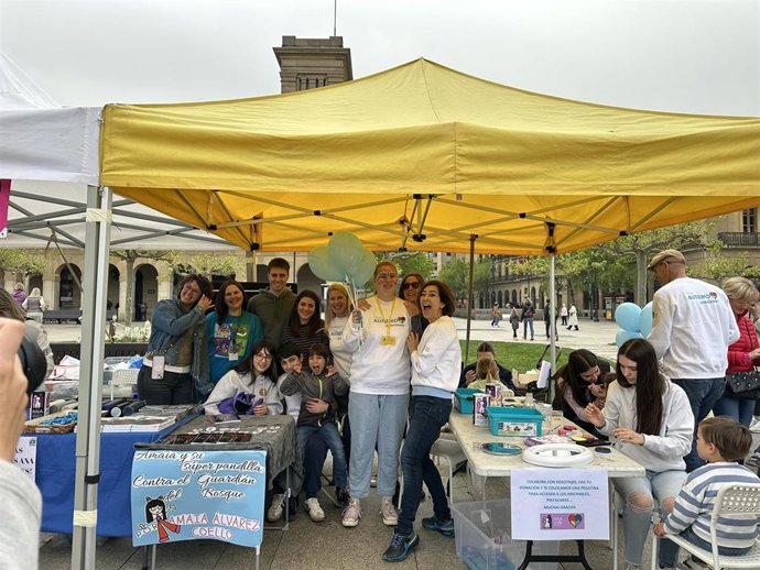 La Asociación Navarra de Autismo celebra un jornada festiva en la Plaza del Castillo de Pamplona por el Día Mundial del Autismo.