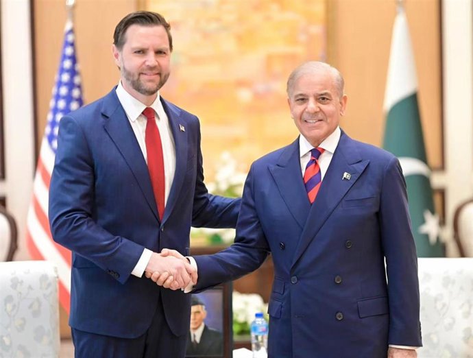 El vicepresidente de EEUU, JD Vance, con el primer ministro de Pakistán, Shebhaz Sharif (D) en las conversaciones de paz con Irán en Islamabad, a 11 de abril de 2026.