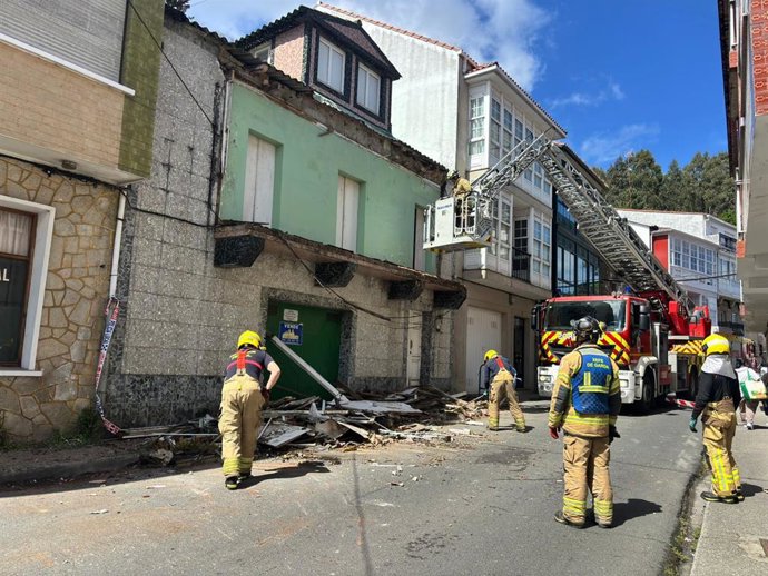 Intervención de Bomberos de Ferrol tras el derrumbe de una galería parcial en una vivienda abandonada en el barrio de A Graña,a a 11 de abril de 2026.