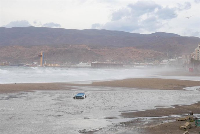 Archivo - Imagen de la costa de Almería capital presentando fuerte oleaje y viento debido al paso de la borrasca 'Kristin'. A 28 de enero de 2026, en Almería (Andalucía, España). 