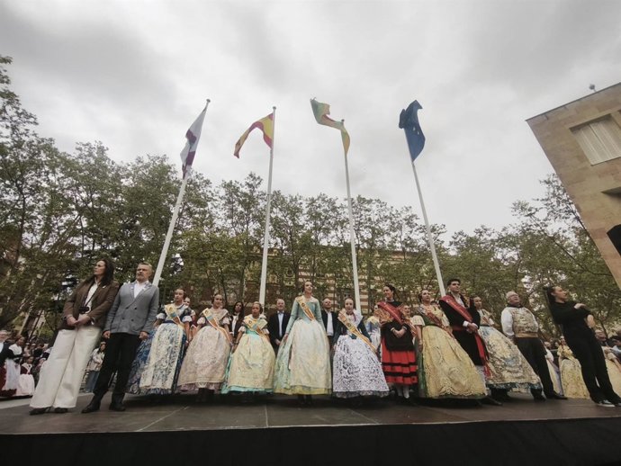 Una Plaza del Ayuntamiento abarrotada acoge la Crida y Mascletá que inicia un fin de semana de Fallas en Logroño
