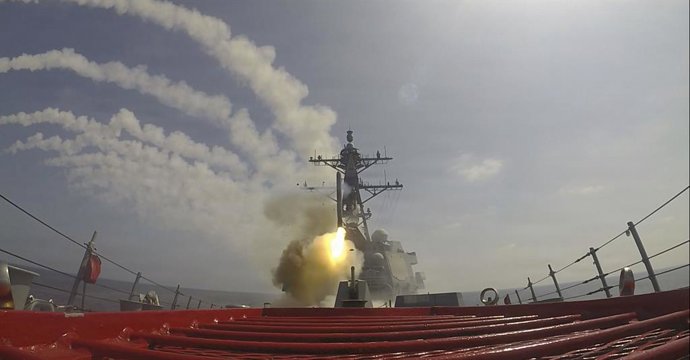 Archivo - March 1, 2026, Uss Frank E Petersen Jr, United States: The U.S Navy Arleigh Burke-class guided-missile destroyer USS Frank E. Petersen Jr, launches a Tomahawk Land Attack Missile in support of Operation Epic Fury, February 28, 2026 from an undis