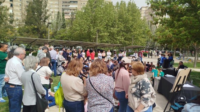Ambiente festivo este sábado en el parque  Roberto Camardiel Escudero del barrio zaragozano del Actur para celebrar la  jornada inclusiva organizada por Autismo Aragón con motivo del reciente Día Mundial de Concienciación sobre el Autismo.