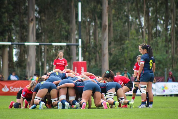 Lance del partido entre las selecciones femeninas de rugby de Portugal y de España.