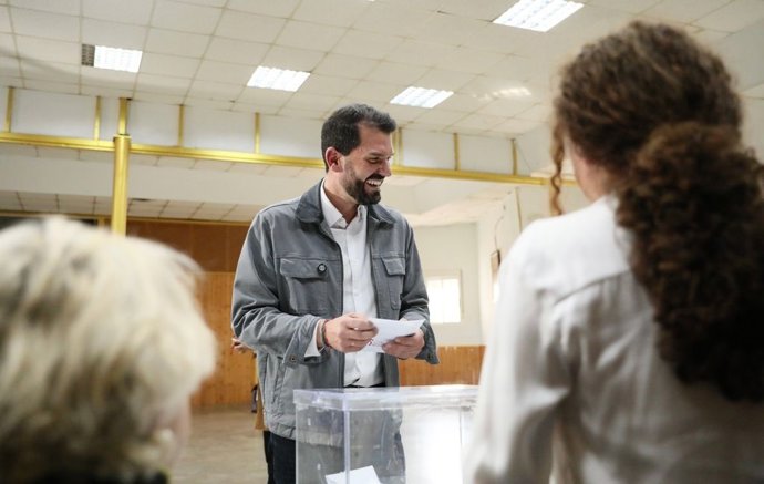 El candidato a liderar el PSOE de Extremadura, Álvaro Sánchez Cotrina, vota en las primarias del partido, a 11 de abril de 2026 en Salorino (Cáceres).