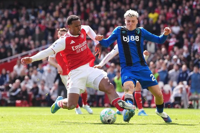 11 April 2026, United Kingdom, London: Bournemouth's Alex Jimenez (R) challenges Arsenal's Gabriel during the English Premier League soccer match between Arsenal and AFC Bournemouth at Emirates Stadium. Photo: Adam Davy/PA Wire/dpa