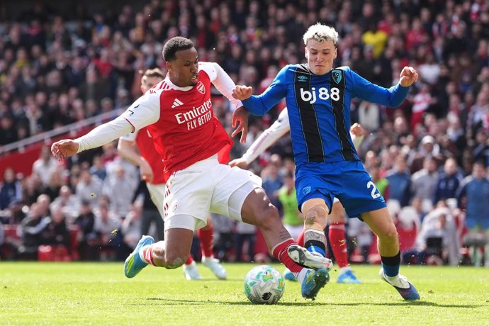 11 April 2026, United Kingdom, London: Bournemouth's Alex Jimenez (R) challenges Arsenal's Gabriel during the English Premier League soccer match between Arsenal and AFC Bournemouth at Emirates Stadium. Photo: Adam Davy/PA Wire/dpa