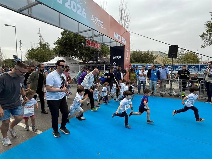 Más de 500 niños se aficionan al 'running' con las carreras infantiles del Medio Maratón de Almería.