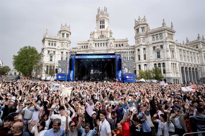 Cientos de personas durante la cuarta edición de la Fiesta de la Resurrección, en la Plaza Cibeles de Madrid, a 11 de abril de 2026, en Madrid (España).