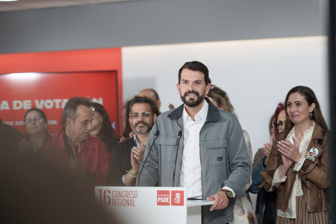El nuevo secretario general del PSOE de Extremadura, Álvaro Sánchez Cotrina, interviene en la sede regional, a 11 de abril de 2026, en Mérida, Badajoz, Extremadura (España).