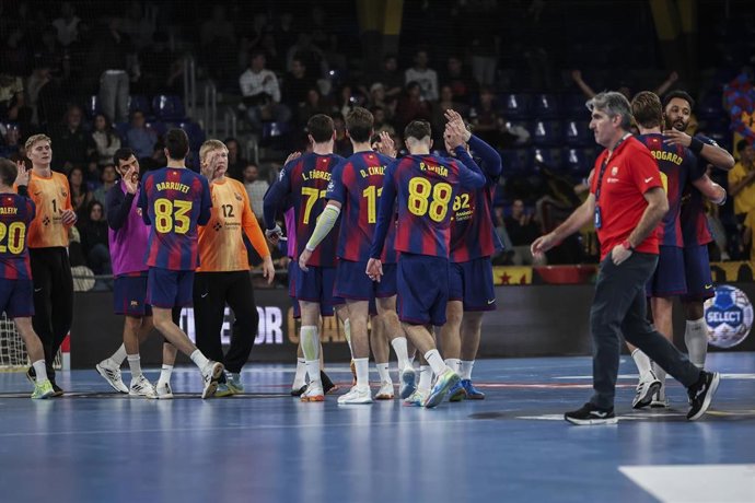 Archivo - Los jugadores del Barça celebran un triunfo.