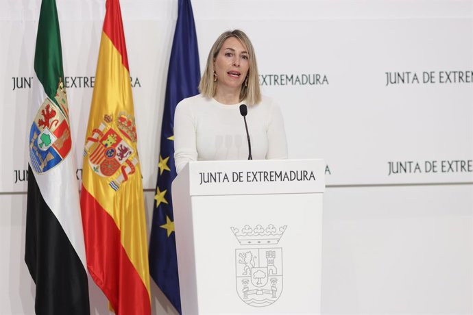 A presidente interina da Junta da Extremadura, María Guardiola, em coletiva de imprensa em Mérida